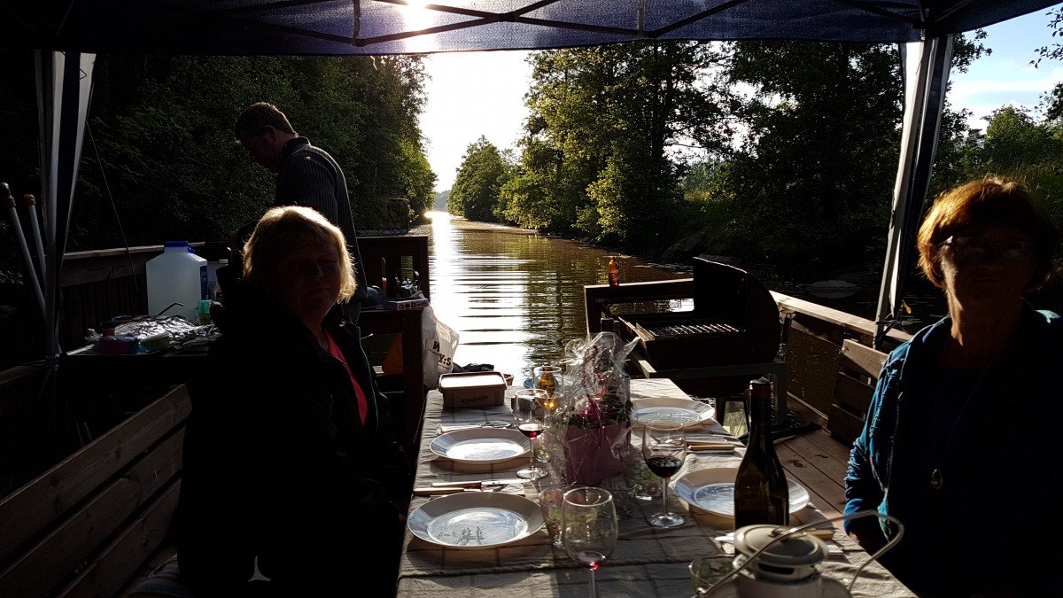 Join a Swedish kräftskiva